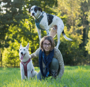 Jeune fille avec ses 2 chiens