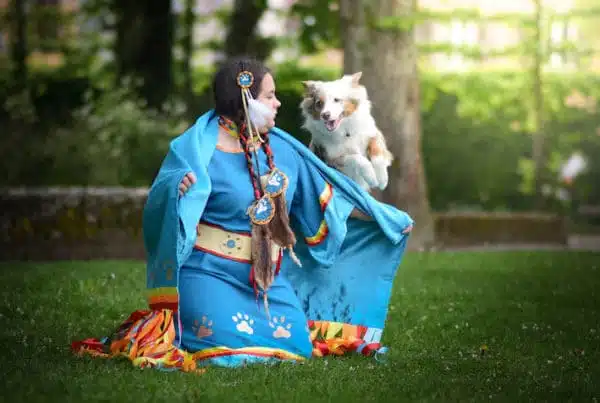 Chien qui saute au dessus de sa maitresse déguisée