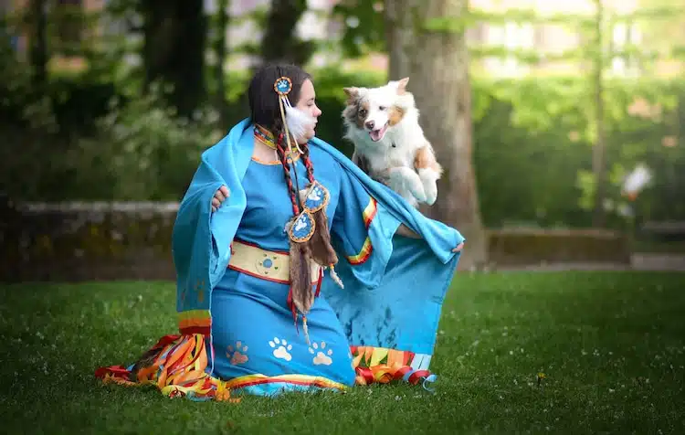 Chien qui saute au dessus de sa maitresse déguisée