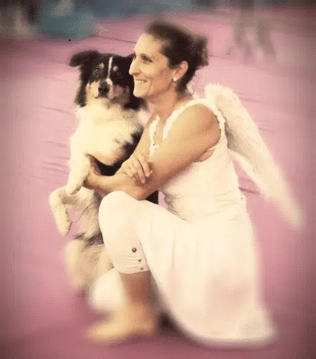 Une femme et son chien sont déguisées