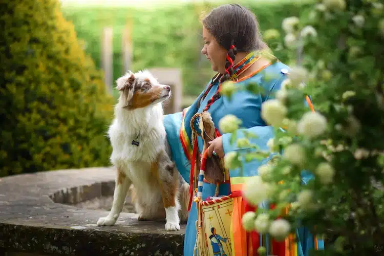 chien qui regarde sa maitresse
