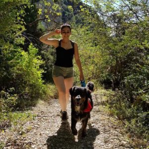 randonnée avec son chien, berger australien dans la nature